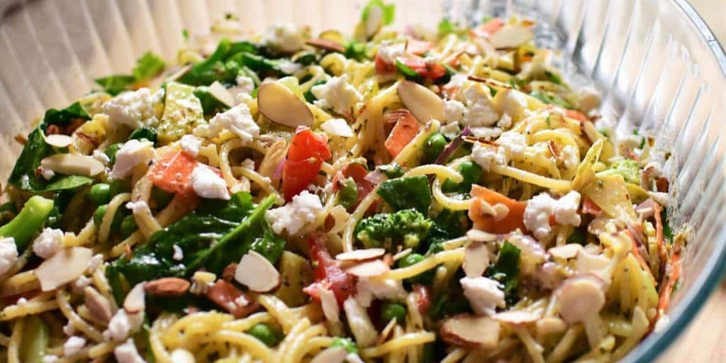 Salada de Espaguete Califórnia com Queijo de Cabra e Amêndoas