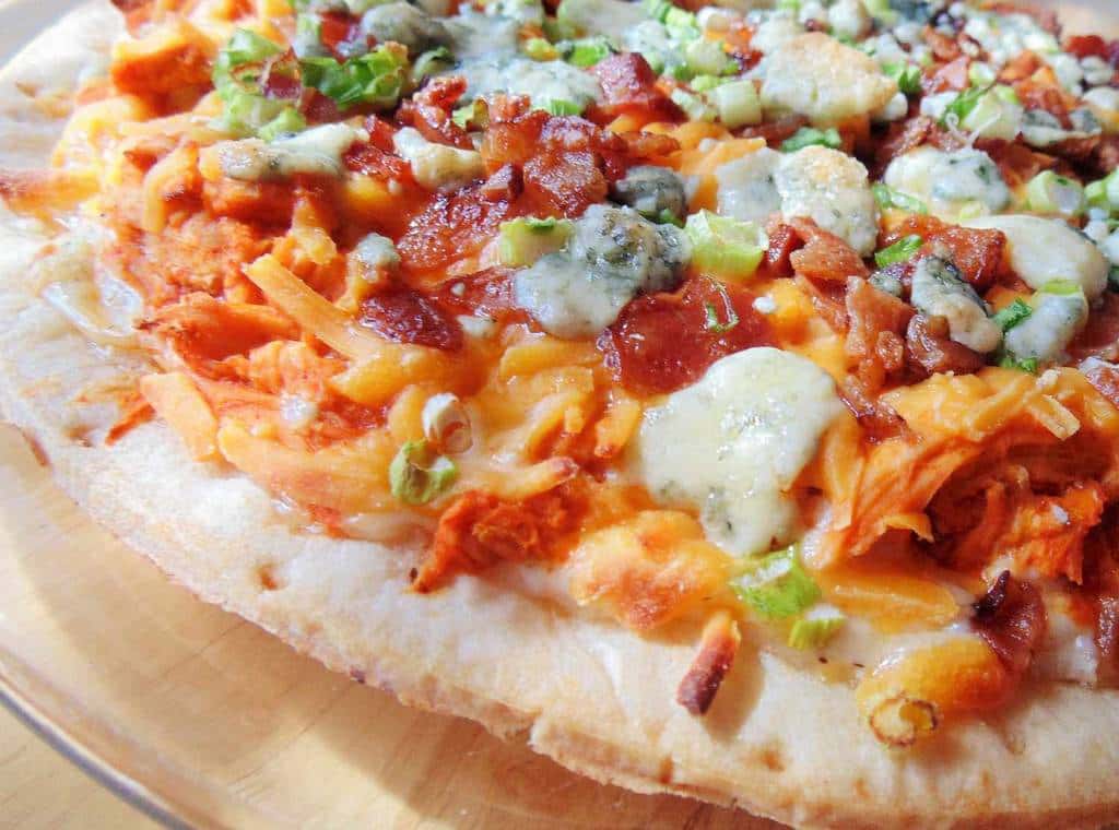 Como Fazer Pizza de Frango Buffalo com Bacon e Queijo Azul
