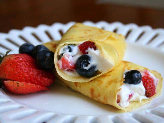 Deliciosos Crepes Recheados com Cheesecake e Frutas