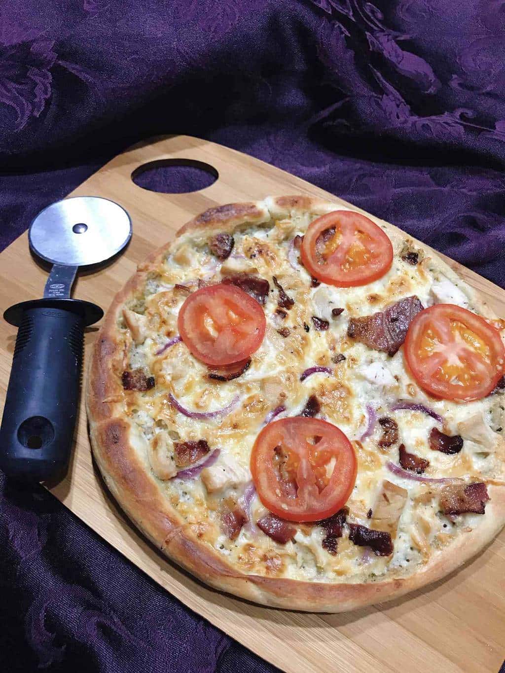 Como Fazer uma Pizza de Frango com Bacon e Molho Ranch