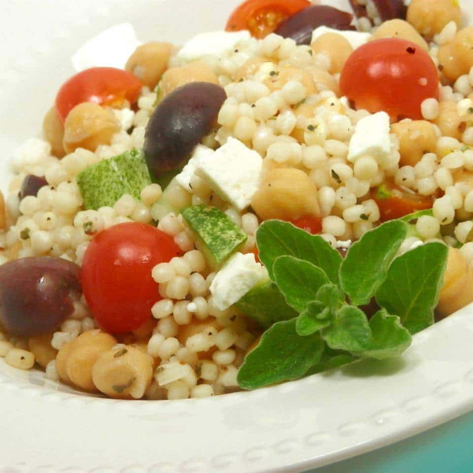Salada de Cuscuz Grego com Queijo Feta e Tomate Seco