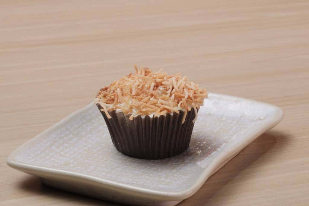 Cupcake de Milho Cremoso com Coco Caramelizado