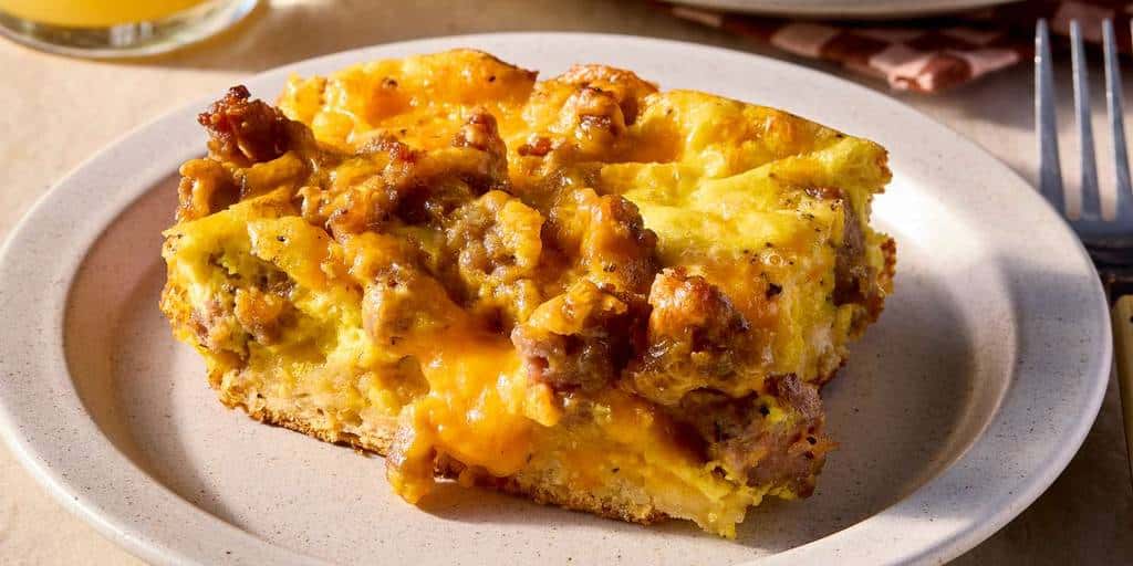 Casserole de Biscoitos com Salsicha, Ovos e Queijo