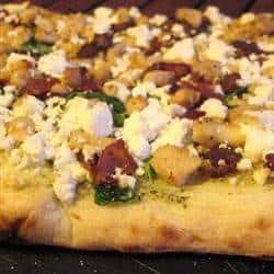Como Fazer uma Deliciosa Pizza de Frango, Bacon e Pesto
