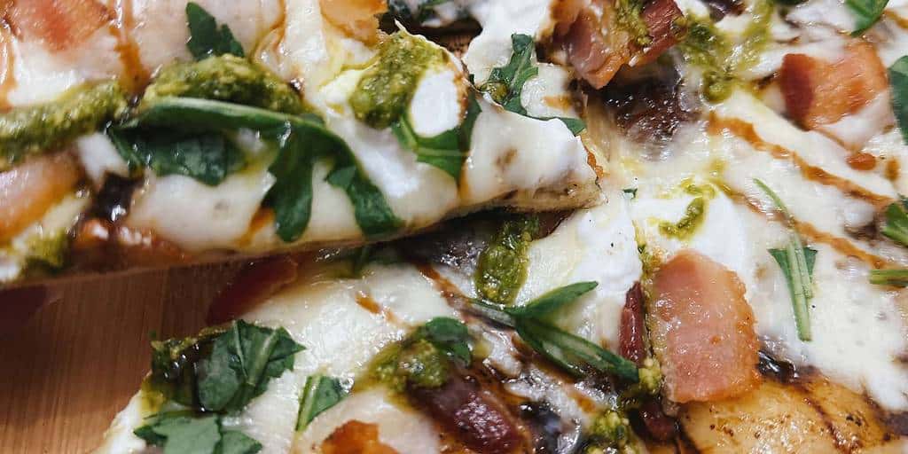 Como Fazer Pizza de Bacon na Grelha com Toque Especial