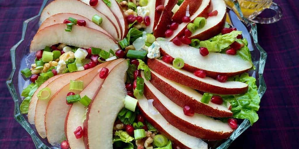 Salada de Pera Vermelha, Romã e Gorgonzola com Nozes