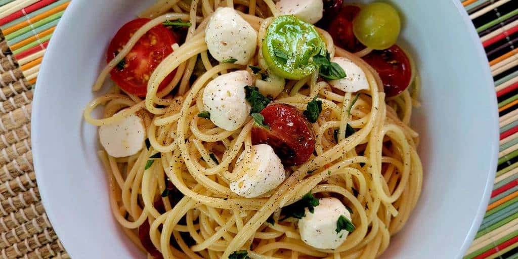 Caprese Pasta com Manjericão Tailandês: Um Toque Fresco para o Verão