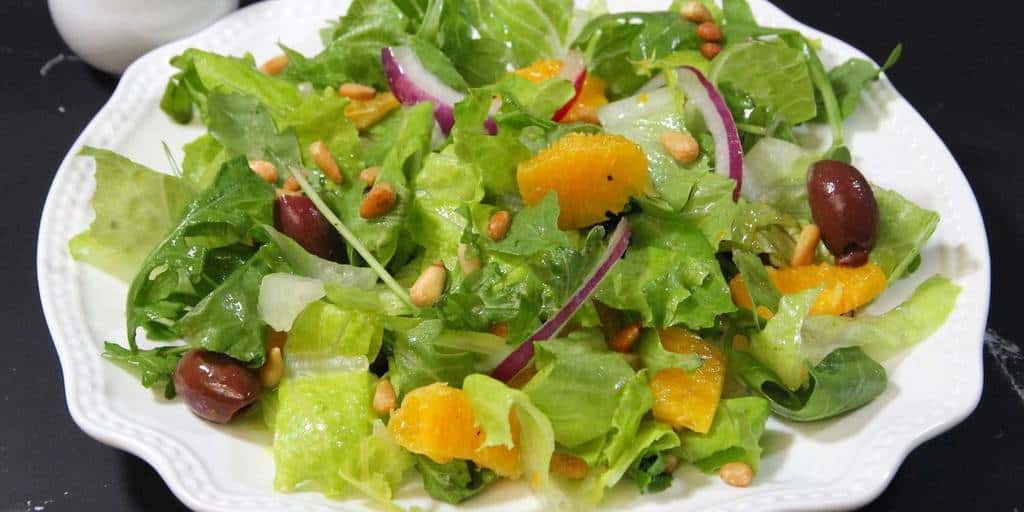 Salada Refrescante de Romã e Laranja com Azeitonas