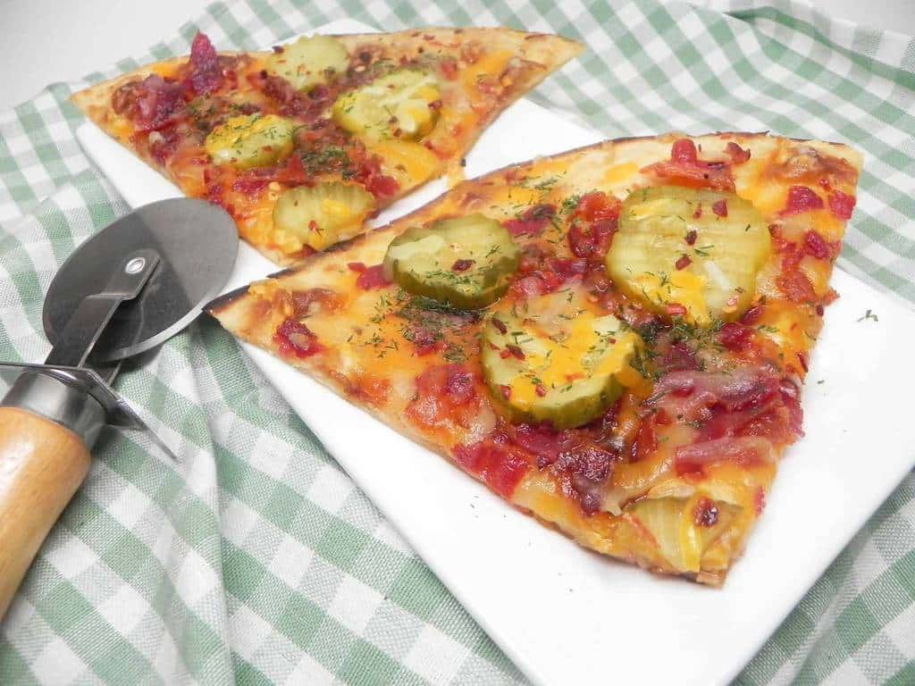 Pizza de Bacon e Picles com Alho: Uma Combinação Surpreendente