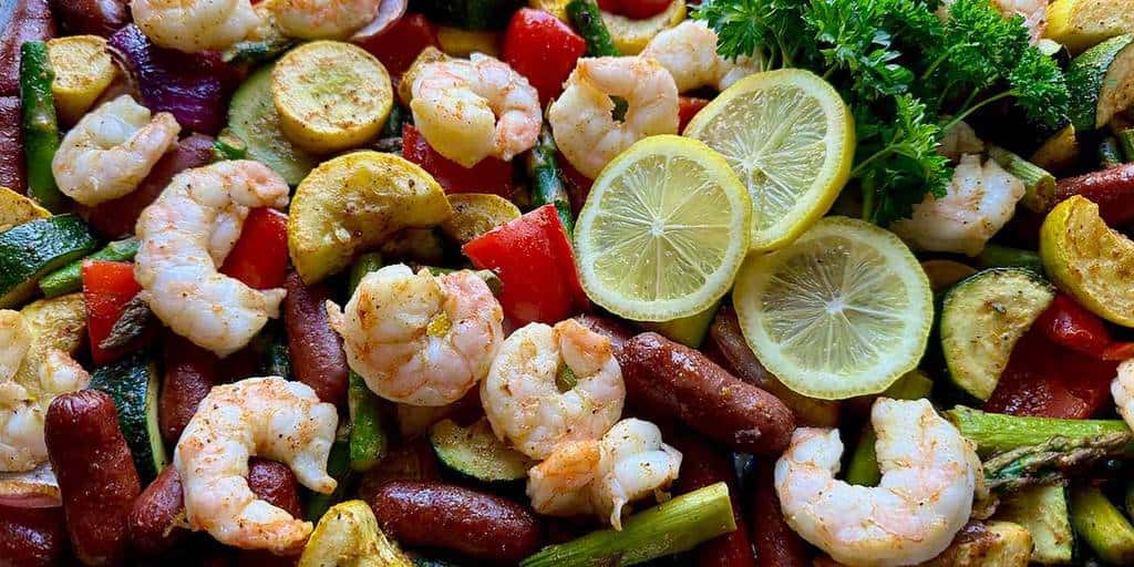 Como Fazer um Jantar Cajun de Camarão e Linguiça na Assadeira