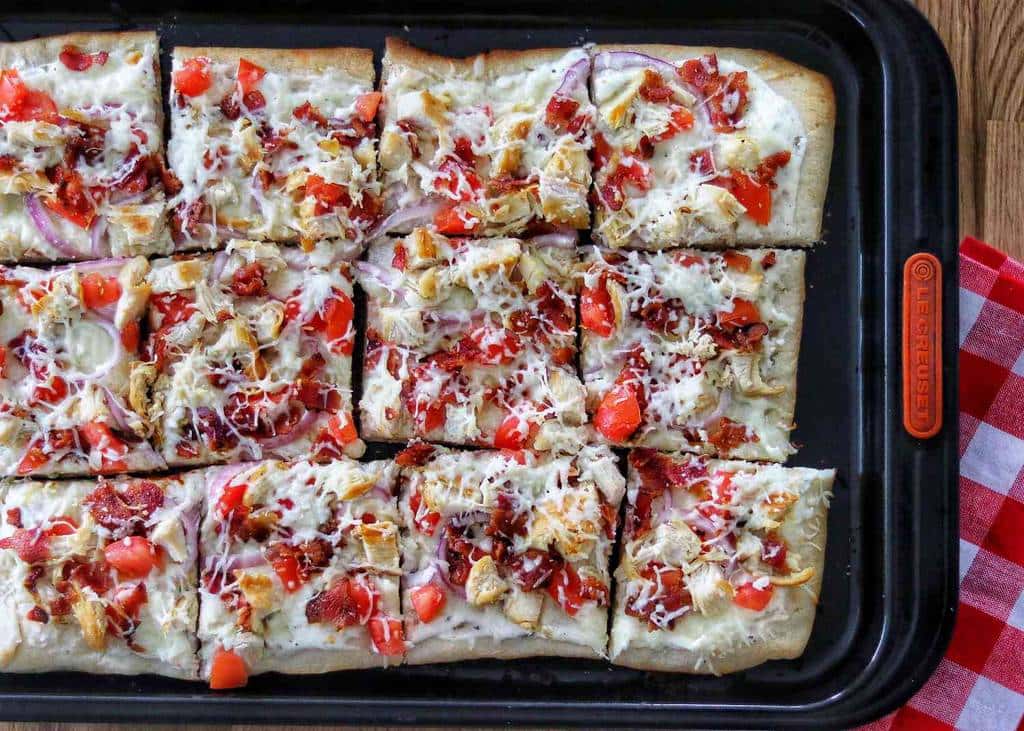 Imagem de destaque Como Fazer Pizza de Frango, Bacon e Ranch com Massa Prática