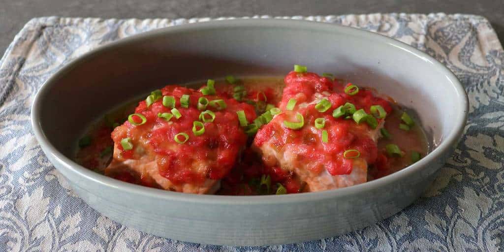 Salmão Assado com Ruibarbo: Um Contraste de Sabores que Funciona